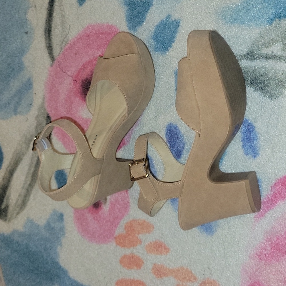Nude Chinese Laundry platform heels Size 7.5